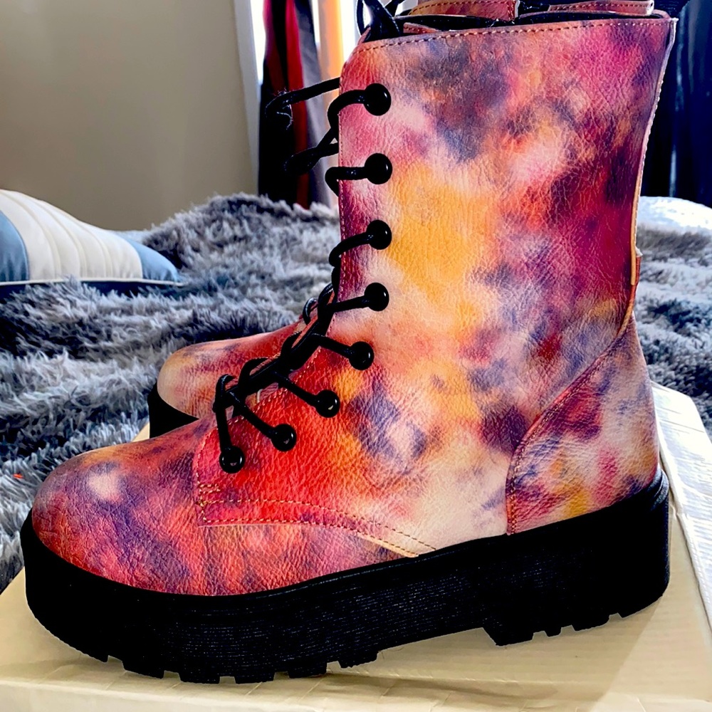 Tiedie combat boot.